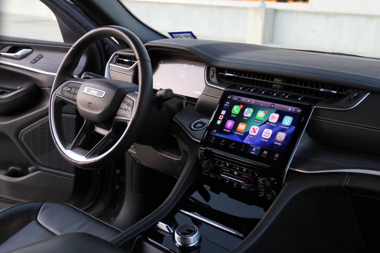 Jeep Grand Cherokee dashboard and center screen